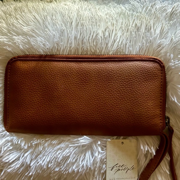 NEW WITH TAGS Free People Vegan Clutch/Wristlet/Wallet - Picture 2 of 3